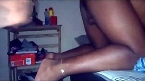 Un video amatoriale fatto in casa da coppie nere mostra la loro passione per il sesso